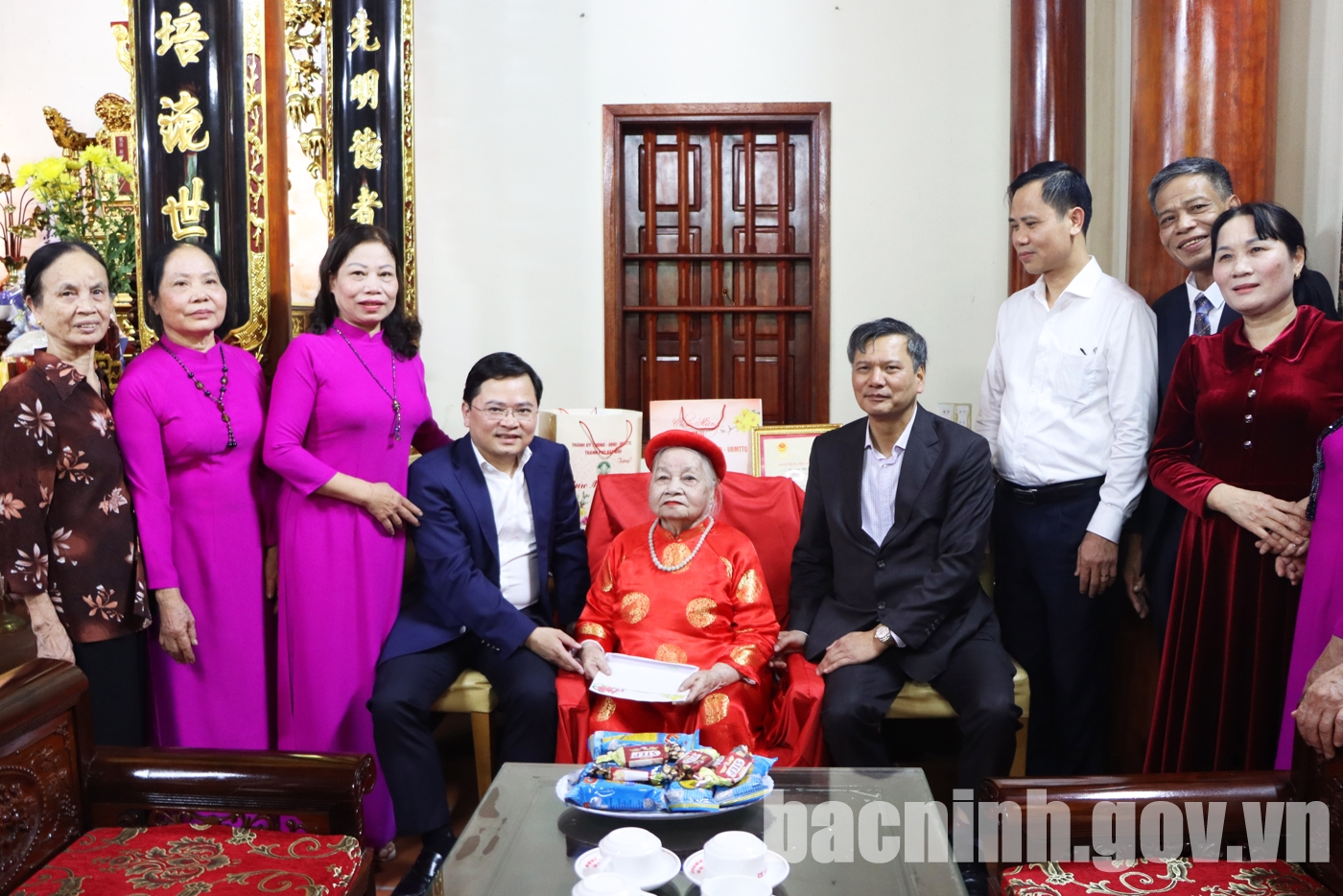 Bí thư Tỉnh ủy tặng quà Tết tại thành phố Bắc Ninh