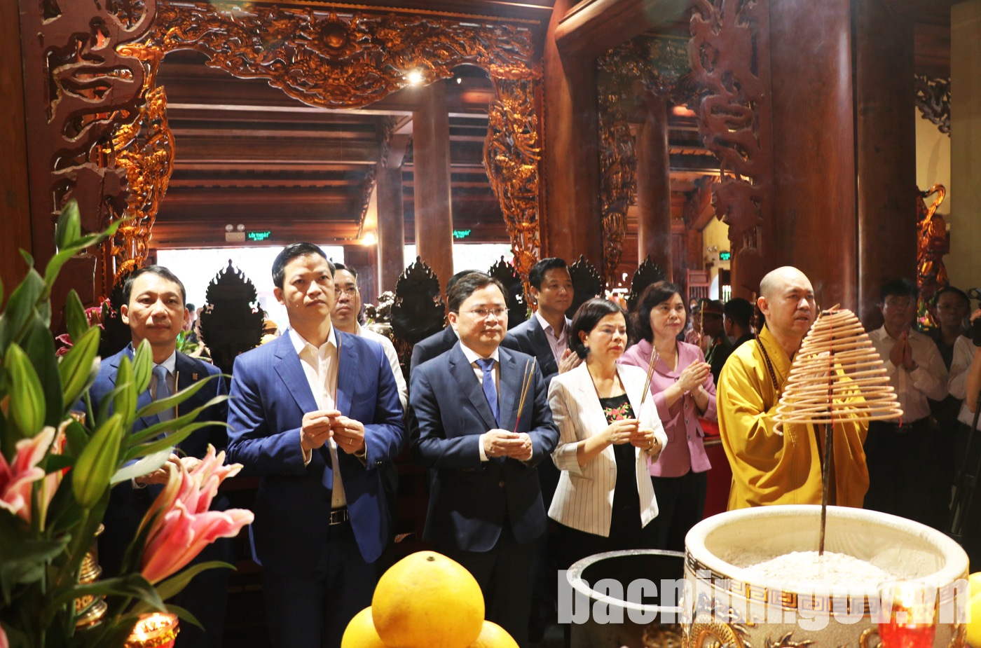 Lãnh đạo tỉnh dâng hương tại chùa Hồng Ân nhân lễ hội Lim Xuân Giáp Thìn