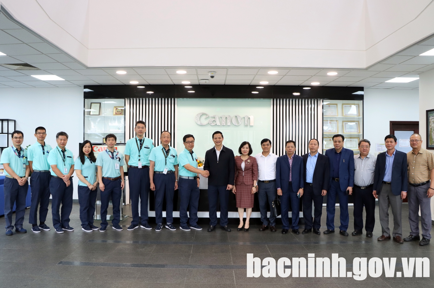 Lãnh đạo tỉnh Bắc Ninh và Tổ chuyên gia tháo gỡ khó khăn cho Công ty TNHH Canon Việt Nam