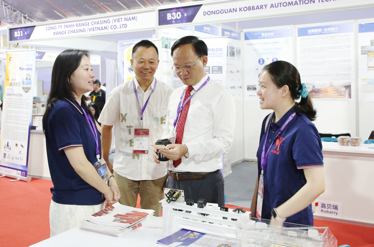 Phó Chủ tịch UBND tỉnh Phạm Văn Thịnh tham quan Triển lãm quốc tế về công nghiệp điện tử và chế tạo thông minh Việt Nam 2026 tại phường Vũ Ninh