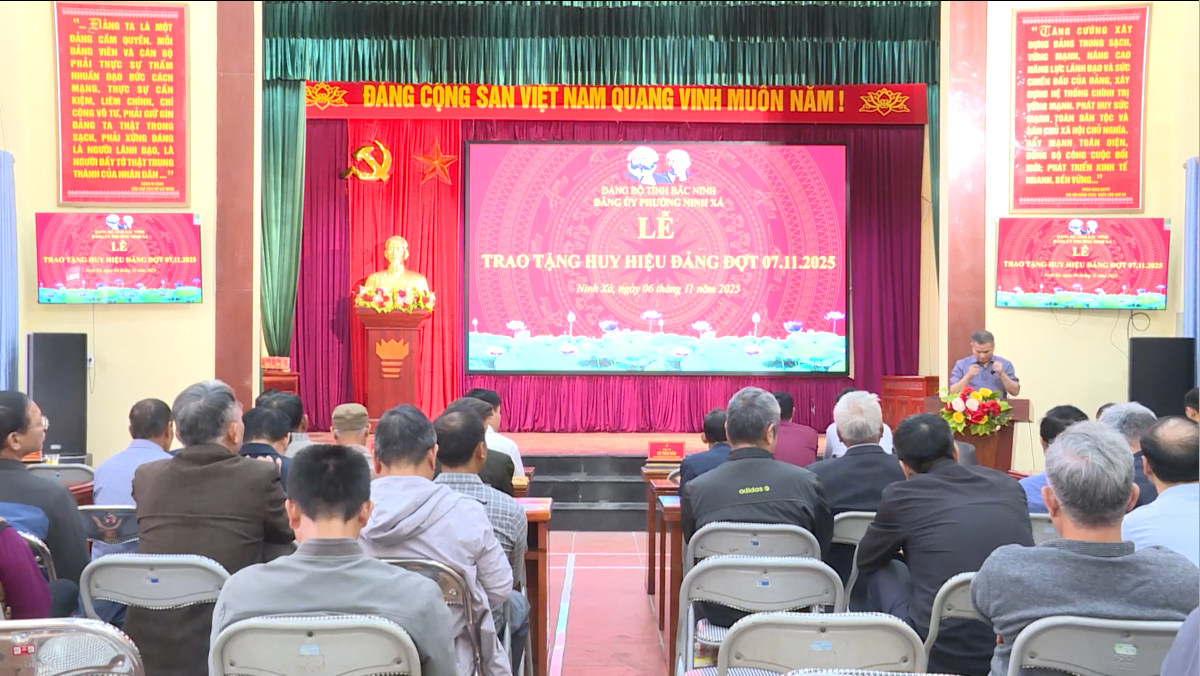 Trao huy hieu dang dot 7-11-2025.mp4